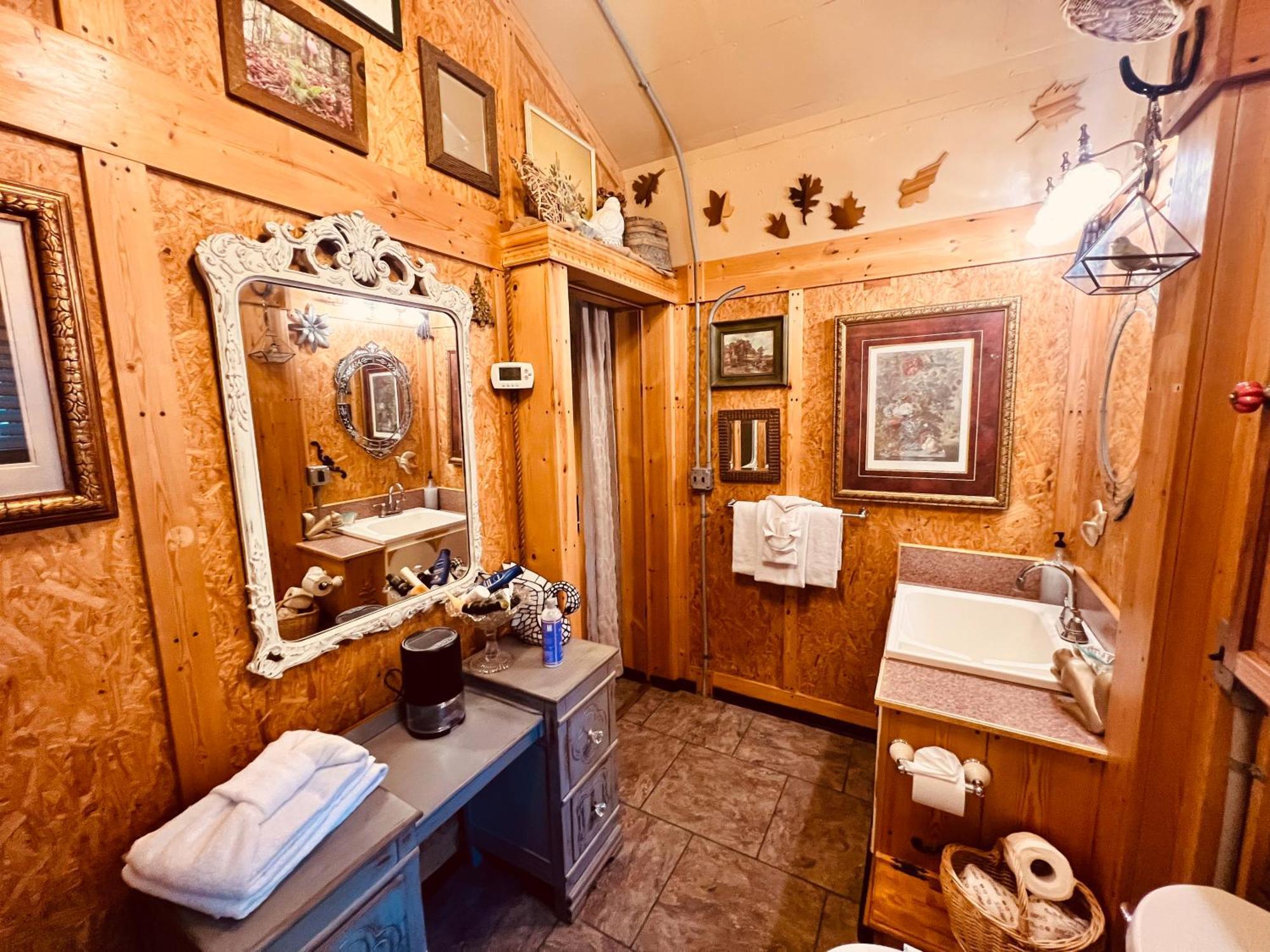 Villa Tiny House, Wifi,Hot Tub,Secluded Cosby Esterno foto